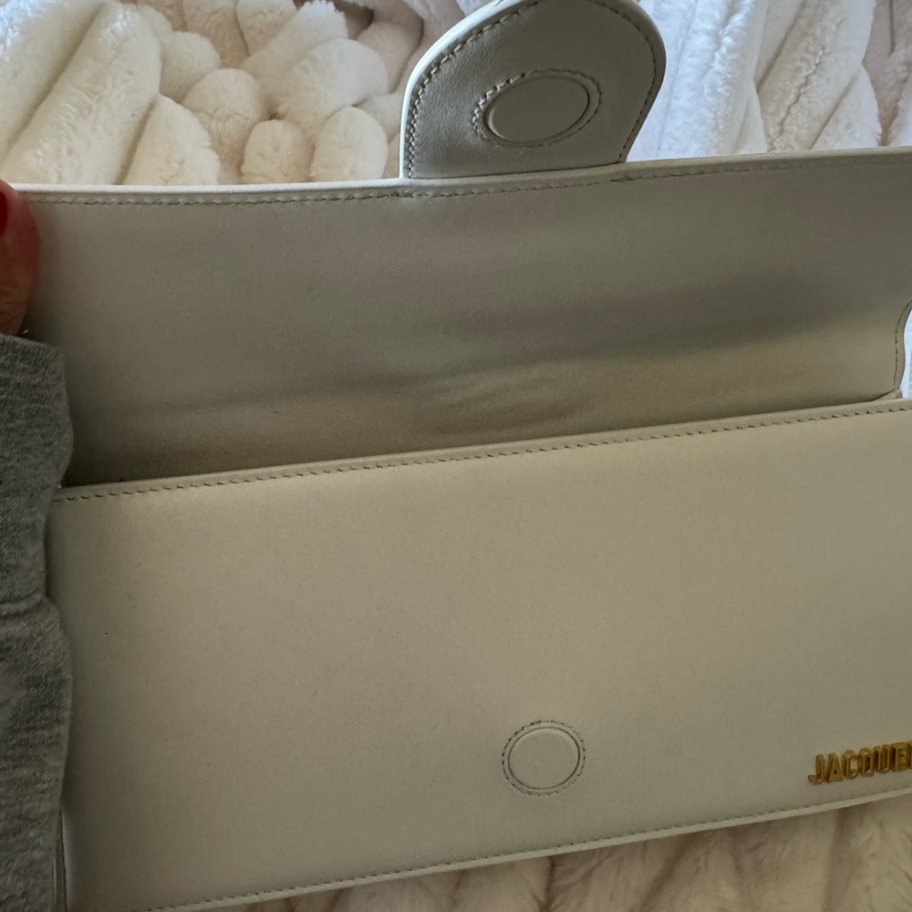 Jacquemus White Clutch with Structured Design and Gold Hardware - Picture 5 of 6